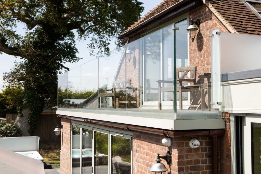 Frameless structural glass balcony surround